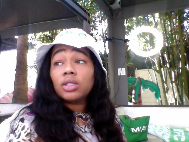 Live sex webcam photo for HoneyBusty69 #272151566