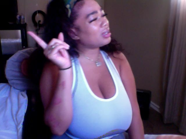 Live sex webcam photo for HoneyBusty69 #272675549