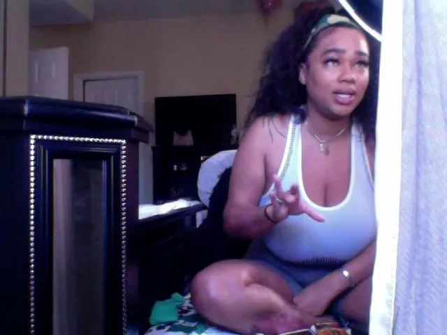 Live sex webcam photo for HoneyBusty69 #272675747