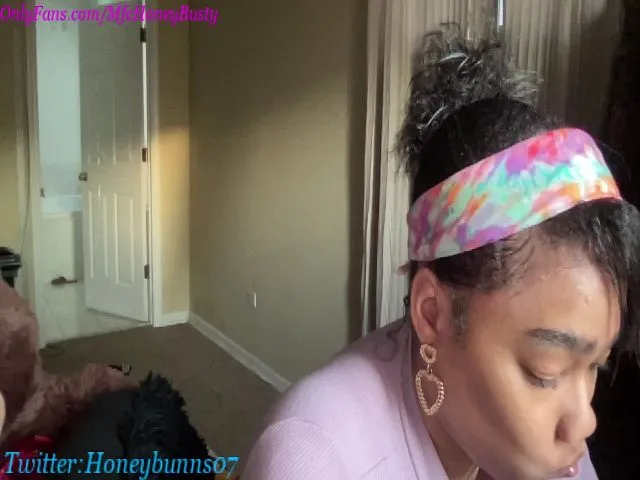 Live sex webcam photo for HoneyBusty69 #273078783