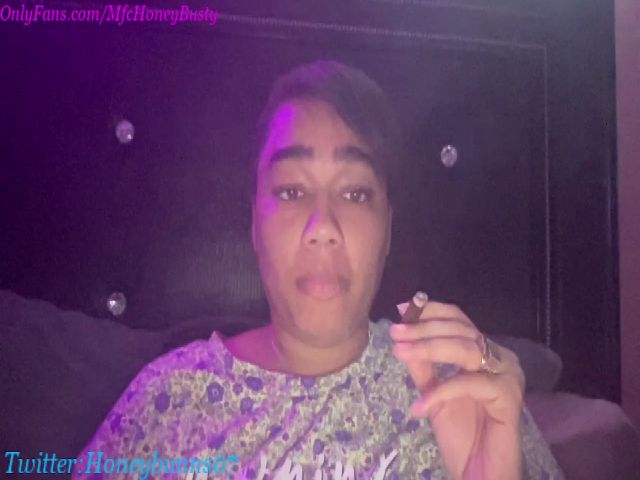 Live sex webcam photo for HoneyBusty69 #273126536