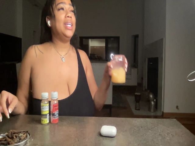 Live sex webcam photo for HoneyBusty69 #273379429