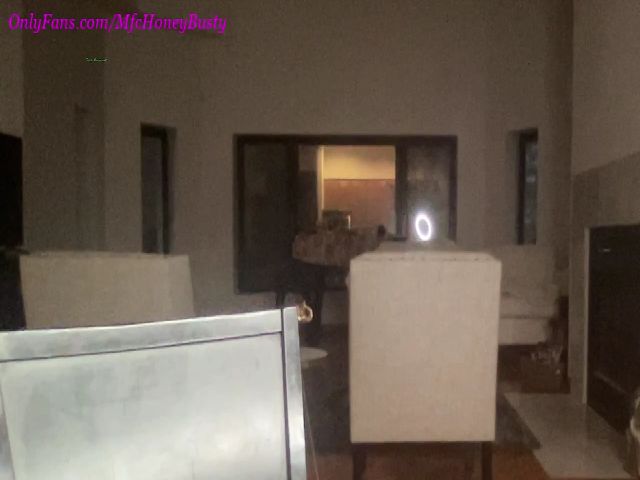 Live sex webcam photo for HoneyBusty69 #273865151