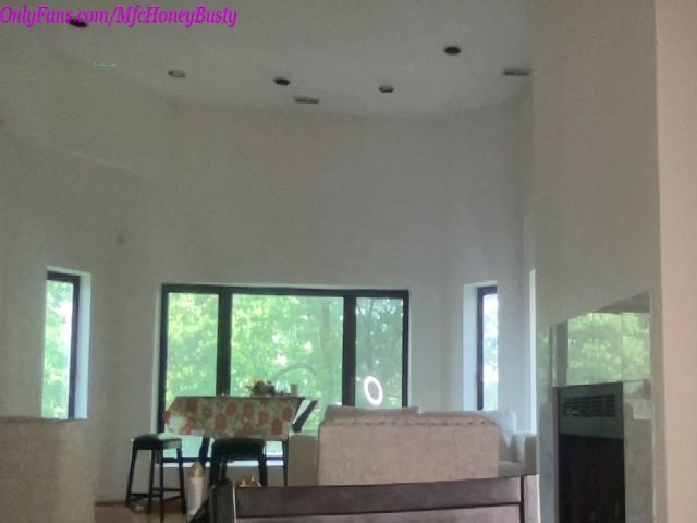 Live sex webcam photo for HoneyBusty69 #274119994