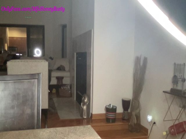 Live sex webcam photo for HoneyBusty69 #274510515