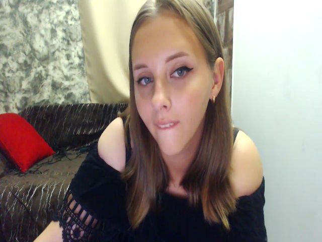 Live sex webcam photo for HoneyMFC #274108885