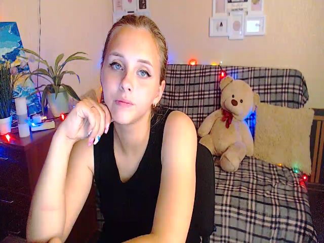 Live sex webcam photo for HoneyMFC #274234937