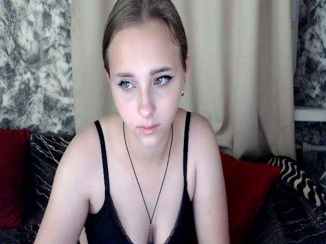 Live sex webcam photo for HoneyMFC #274285059