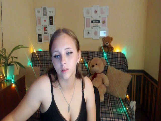 Live sex webcam photo for HoneyMFC #274324178