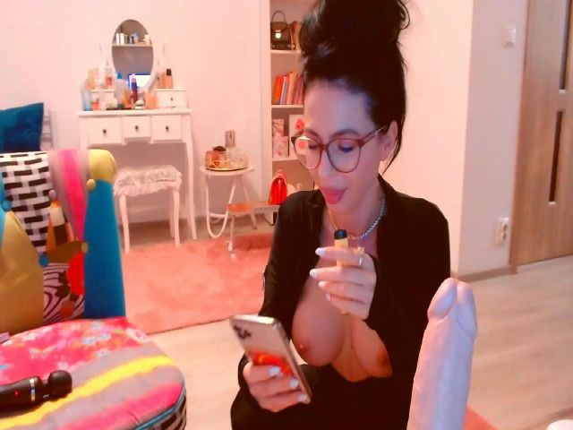 Live sex webcam photo for HotCafeDelina #273438367