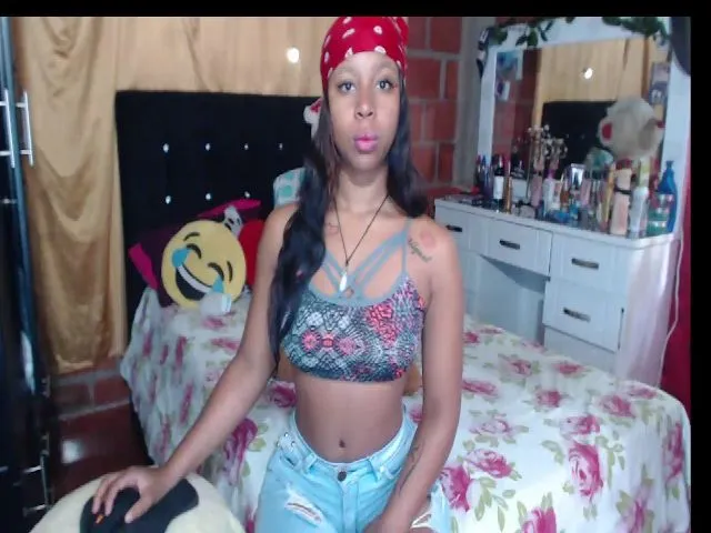 Live sex webcam photo for Hot_nia69 #273213147