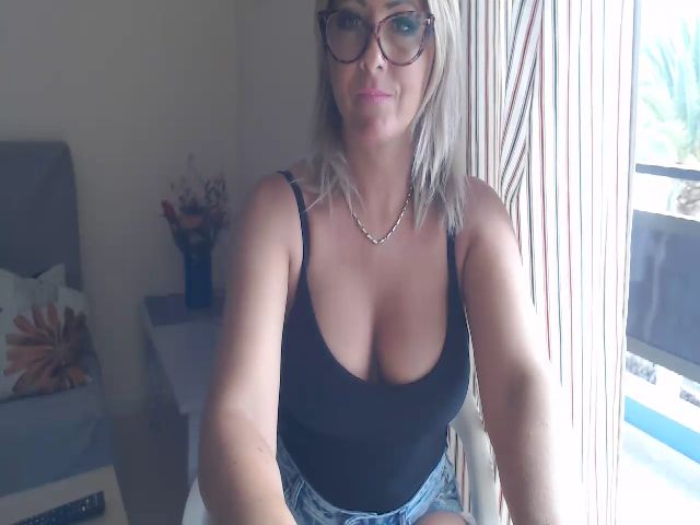 Live sex webcam photo for HungarianLuv #274032160