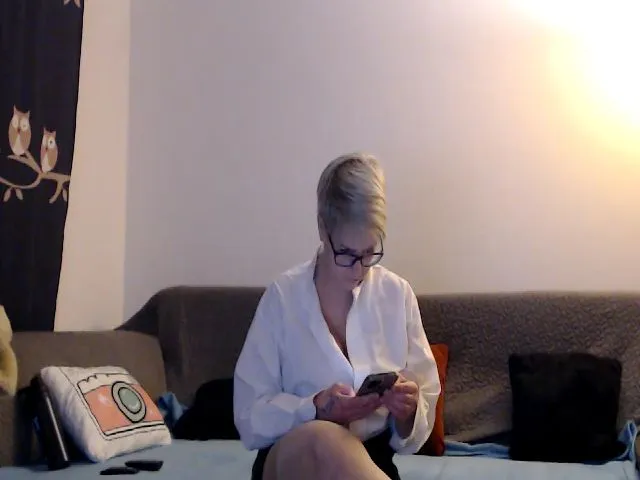 Live sex webcam photo for IamMiky #272026278