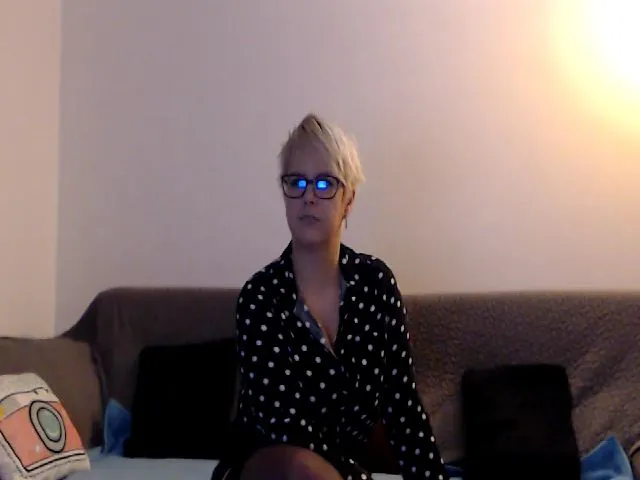 Live sex webcam photo for IamMiky #272073310