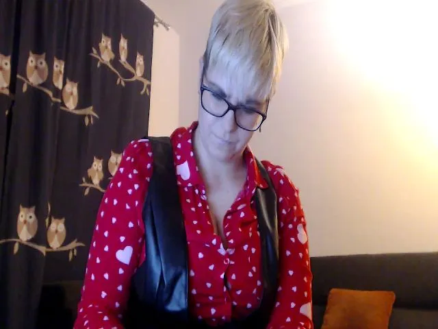 Live sex webcam photo for IamMiky #272611939