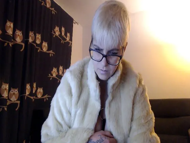 Live sex webcam photo for IamMiky #272623679