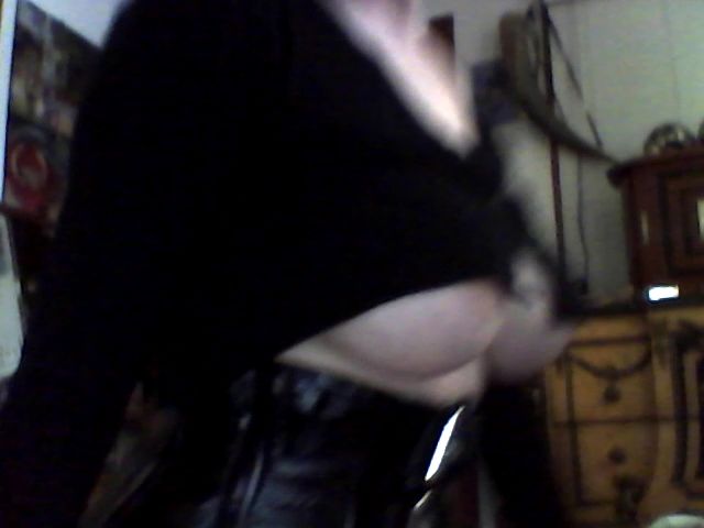 Live sex webcam photo for Indee_genue #273839660