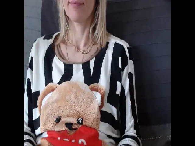 Live sex webcam photo for IndianaBella #272886691