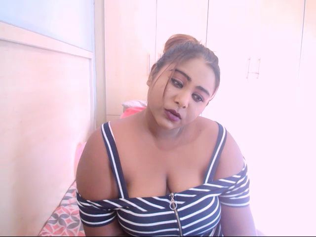 Live sex webcam photo for Indiandiva96 #271963826