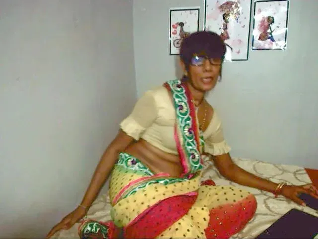 Live sex webcam photo for Indianmilf_4u #272571783