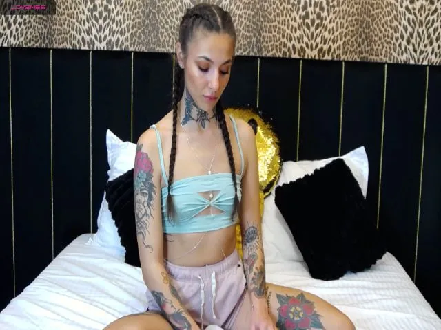Live sex webcam photo for InkedGoldie #273040557
