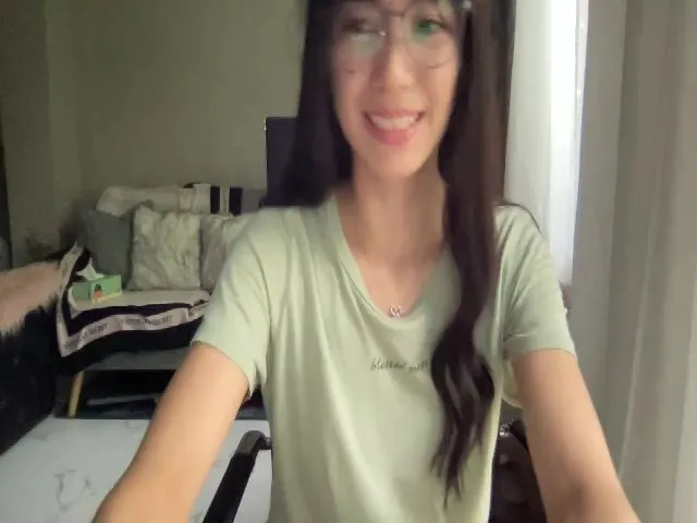 Live sex webcam photo for JUICY_KRISSY #273414680