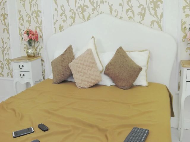 Live sex webcam photo for JessieReyez #273010673