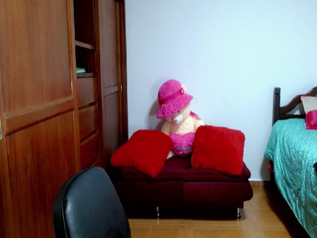 Live sex webcam photo for JiisethKitty #272236419