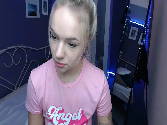 Live sex webcam photo for JoanQueen #272448076
