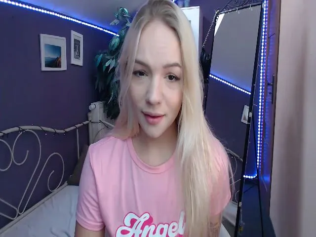 Live sex webcam photo for JoanQueen #272550808
