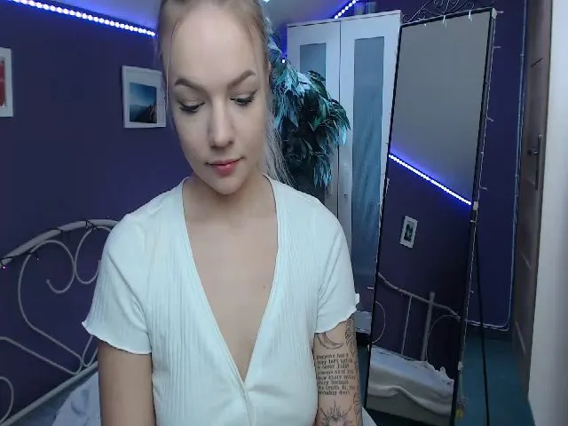 Live sex webcam photo for JoanQueen #273040306
