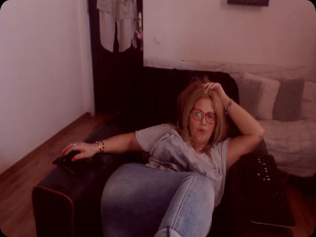 Live sex webcam photo for JolieMelany #274901782