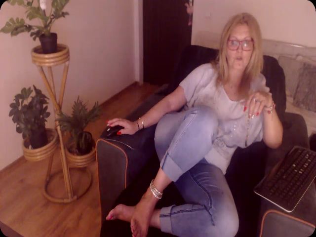 Live sex webcam photo for JolieMelany #274943144