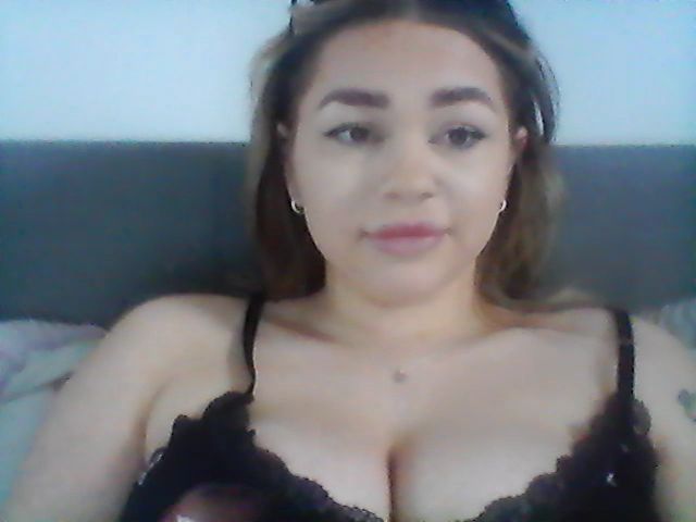 Live sex webcam photo for Joyybluee1 #273299849