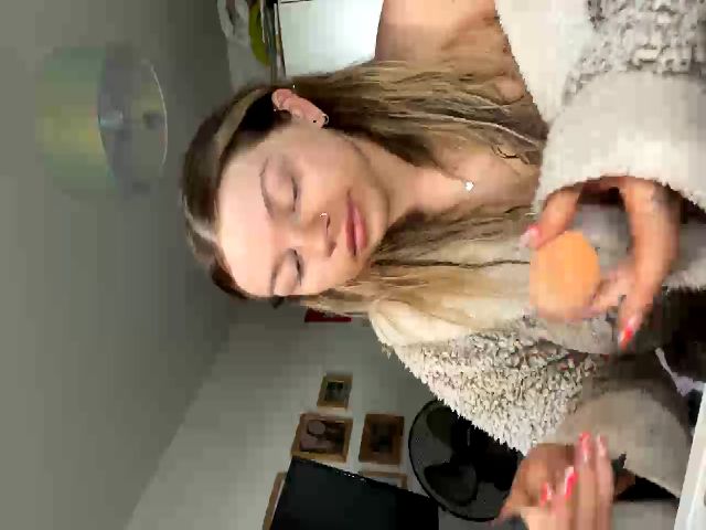 Live sex webcam photo for Joyybluee1 #273310565