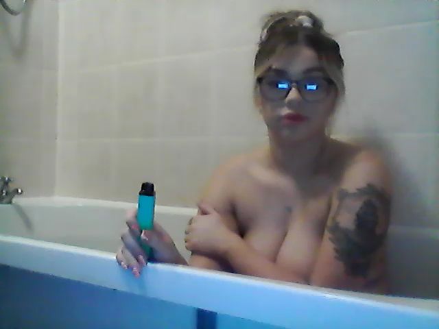 Live sex webcam photo for Joyybluee1 #273331670