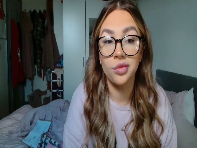 Live sex webcam photo for Joyybluee1 #273379477