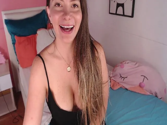 Live sex webcam photo for JuanitaCream #273192850