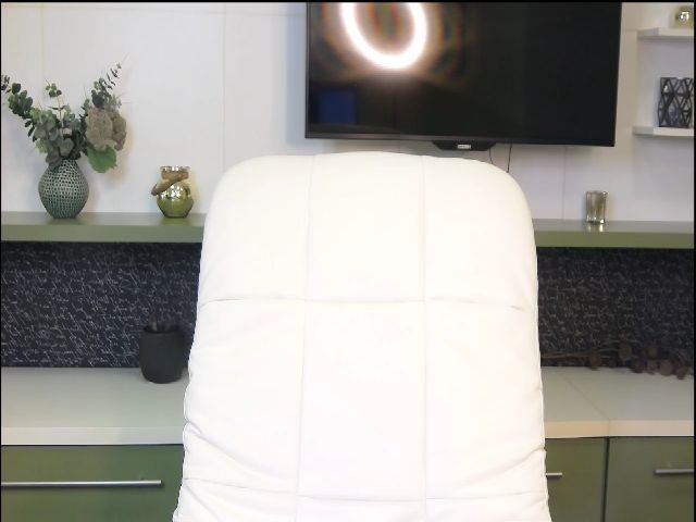 Live sex webcam photo for JuliaJuliette #272405852