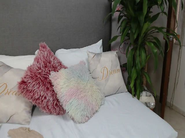 Live sex webcam photo for Julieta_saen #272330895