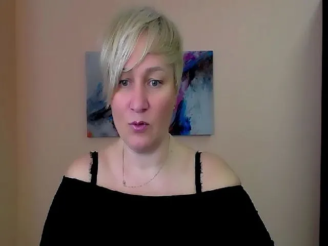 Live sex webcam photo for KailyMey #272801528