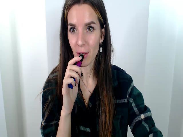 Live sex webcam photo for KarenFinger #271936390