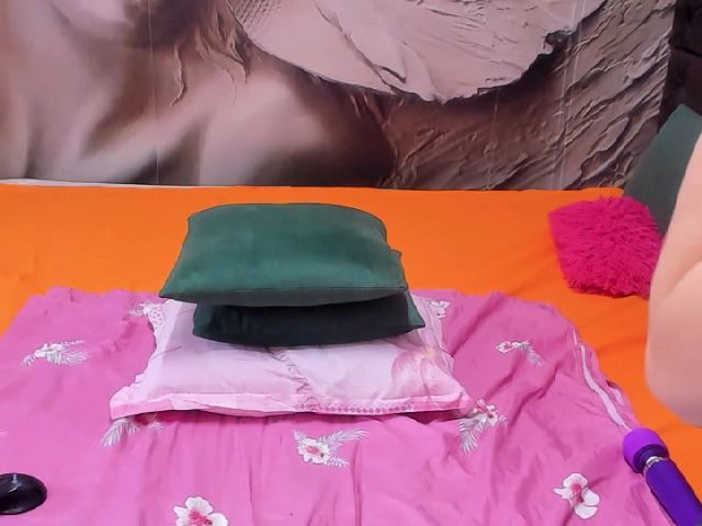 Live sex webcam photo for KarlaGuccy #271995080