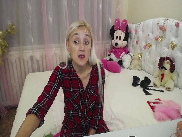 Live sex webcam photo for KarmenHiron #274161899