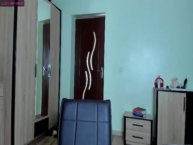 Live sex webcam photo for KatBirdie #273941020