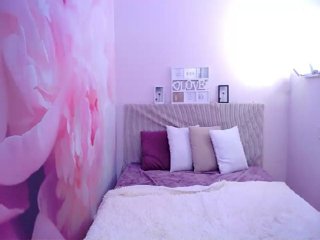 Live sex webcam photo for KatieHills #273792617