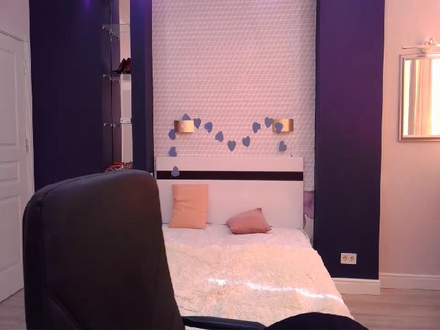 Live sex webcam photo for KatieHills #273824541