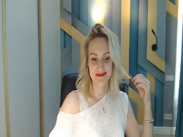 Live sex webcam photo for KatieHills #273865970