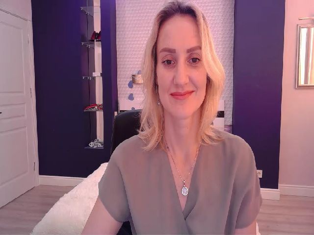 Live sex webcam photo for KatieHills #273910324