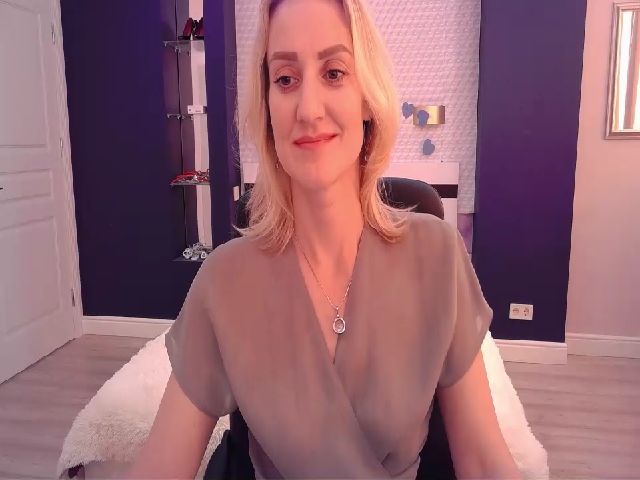 Live sex webcam photo for KatieHills #273910511